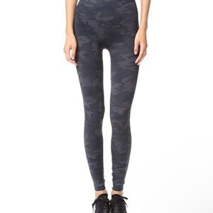 Spanx Look at Me Now Seamless Leggings Black and Gray Camouflage Print Sz L